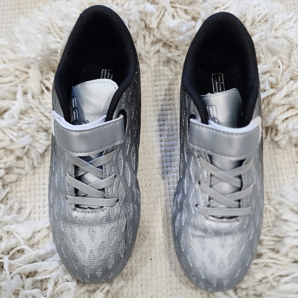 Boy/Girls Size 2 Soccer Cleats, silver/black, No Tie Closure - Picture 4 of 14